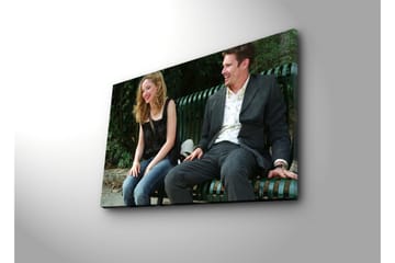 Canvastavla 70x45 cm - Glädjefull interaktion mellan två personer på en bänk - Grön / Svart / Beige - Inredning - Tavlor & posters - Canvastavla