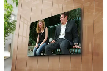 Canvastavla 70x45 cm - Glädjefull interaktion mellan två personer på en bänk - Grön / Svart / Beige - Inredning - Tavlor & posters - Canvastavla