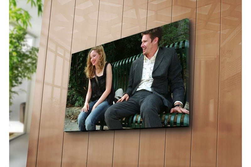 Canvastavla 70x45 cm - Glädjefull interaktion mellan två personer på en bänk - Grön / Svart / Beige - Inredning - Tavlor & posters - Canvastavla