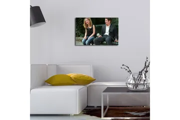 Canvastavla 70x45 cm - Glädjefull interaktion mellan två personer på en bänk - Grön / Svart / Beige - Inredning - Tavlor & posters - Canvastavla