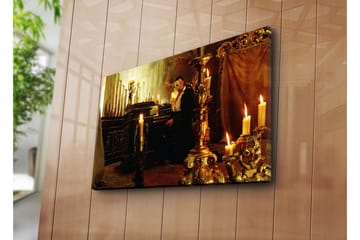 Canvastavla 70x45 cm - Mörk och mystisk scen med en man vid ett piano omgiven av ljusande stearinljus - Guld / Svart / Brunt - Inredning - Tavlor & posters - Canvastavla