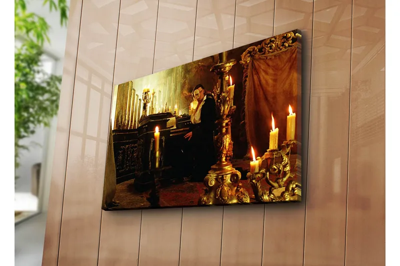 Canvastavla 70x45 cm - Mörk och mystisk scen med en man vid ett piano omgiven av ljusande stearinljus - Guld / Svart / Brunt - Inredning - Tavlor & posters - Canvastavla