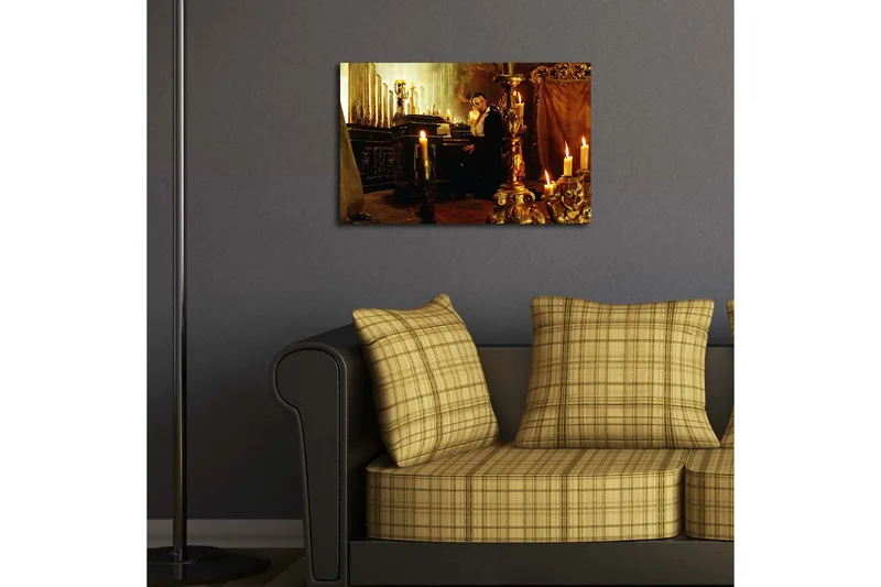 Canvastavla 70x45 cm - Mörk och mystisk scen med en man vid ett piano omgiven av ljusande stearinljus - Guld / Svart / Brunt - Inredning - Tavlor & posters - Canvastavla