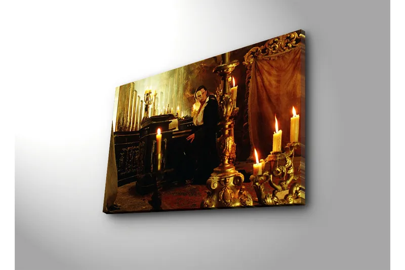 Canvastavla 70x45 cm - Mörk och mystisk scen med en man vid ett piano omgiven av ljusande stearinljus - Guld / Svart / Brunt - Inredning - Tavlor & posters - Canvastavla