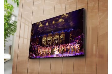 Canvastavla 70x45 cm - Storslagen scen med dansare i färgglada kostymer - Lila / Grön / Guld - Inredning - Tavlor & posters - Canvastavla