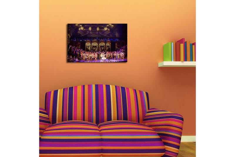 Canvastavla 70x45 cm - Storslagen scen med dansare i färgglada kostymer - Lila / Grön / Guld - Inredning - Tavlor & posters - Canvastavla