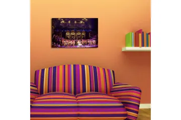 Canvastavla 70x45 cm - Storslagen scen med dansare i färgglada kostymer - Lila / Grön / Guld - Inredning - Tavlor & posters - Canvastavla