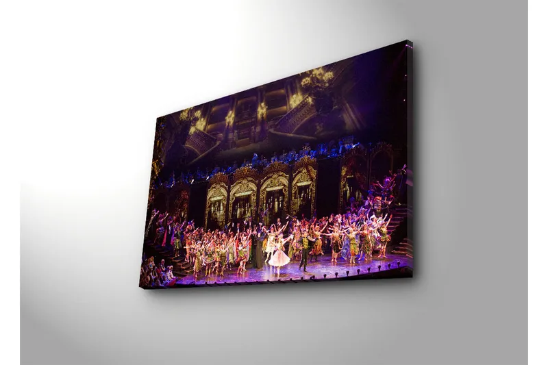 Canvastavla 70x45 cm - Storslagen scen med dansare i färgglada kostymer - Lila / Grön / Guld - Inredning - Tavlor & posters - Canvastavla