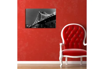 Canvastavla 70x45 cm - Svartvit bild av en bro med ljusprickar som glittrar i natten - Svart / Vit - Inredning - Tavlor & posters - Canvastavla