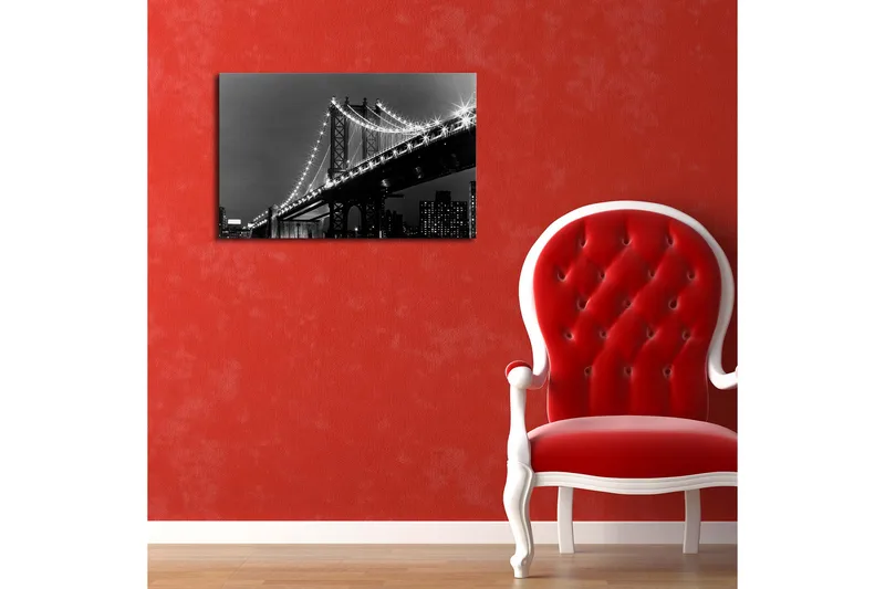 Canvastavla 70x45 cm - Svartvit bild av en bro med ljusprickar som glittrar i natten - Svart / Vit - Inredning - Tavlor & posters - Canvastavla