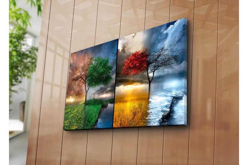 Canvastavla 70x45 cm - Två träd i kontrasterande säsonger, ett med gröna löv och ett med röda löv - Grön / Röd / Blå - Inredning - Tavlor & posters - Canvastavla