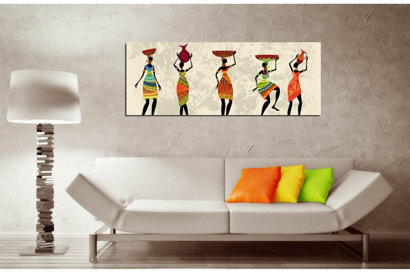 Canvastavla 80x30 cm - Fem kvinnor i färgglada klänningar som bär olika föremål på huvudet - Röd / Grön / Orange - Inredning - Tavlor & posters - Canvastavla