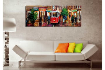 Canvastavla 80x30 cm - Röd spårvagn på en livlig gata med människor och butiker - Röd / Grön / Brun - Inredning - Tavlor & posters - Canvastavla