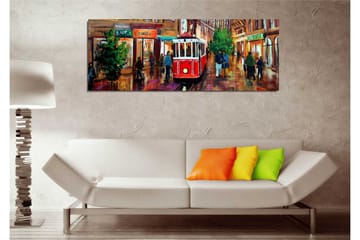 Canvastavla 80x30 cm - Röd spårvagn på en livlig gata med människor och butiker - Röd / Grön / Brun - Inredning - Tavlor & posters - Canvastavla