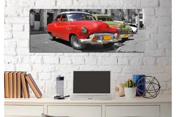 Canvastavla 80x30 cm - Röd vintagebil på en gata med en grön bil i bakgrunden - Röd / Grön / Grå - Inredning - Tavlor & posters - Canvastavla