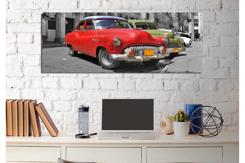 Canvastavla 80x30 cm - Röd vintagebil på en gata med en grön bil i bakgrunden - Röd / Grön / Grå - Inredning - Tavlor & posters - Canvastavla