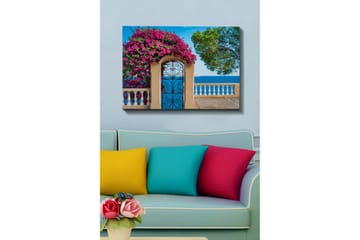 Canvastavla - Blomstrande bougainvillea vid en smidesgrind med havsutsikt - Rosa / Blå / Grön - Inredning - Tavlor & posters - Canvastavla