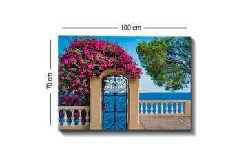 Canvastavla - Blomstrande bougainvillea vid en smidesgrind med havsutsikt - Rosa / Blå / Grön - Inredning - Tavlor & posters - Canvastavla