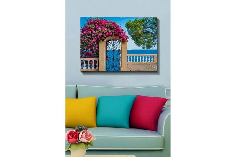 Canvastavla - Blomstrande bougainvillea vid en smidesgrind med havsutsikt - Rosa / Blå / Grön - Inredning - Tavlor & posters - Canvastavla