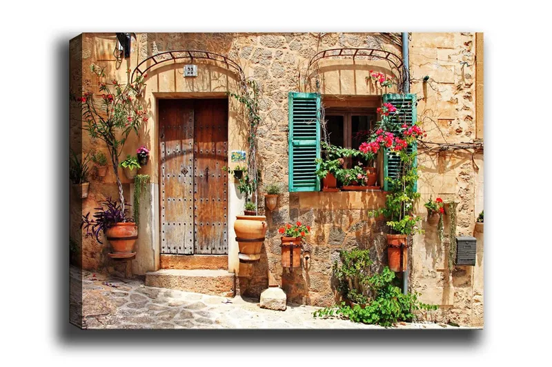 Canvastavla - Charmig husfasad med blommor och gröna fönsterluckor, Terrakotta / Grön / Beige