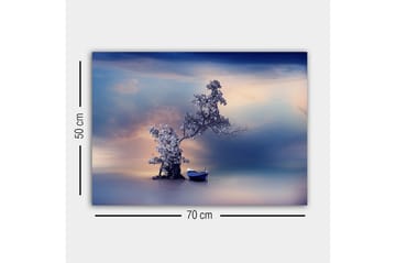 Canvastavla - Ensam båt vid en mystisk trädkonstellation i en spegelblanka vattenyta - Blå / Grå / Vit - Inredning - Tavlor & posters - Canvastavla