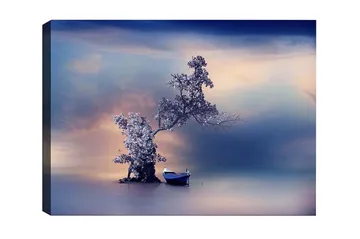 Canvastavla - Ensam båt vid en mystisk trädkonstellation i en spegelblanka vattenyta - Blå / Grå / Vit - Inredning - Tavlor & posters - Canvastavla