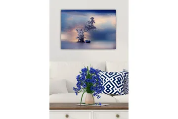 Canvastavla - Ensam båt vid en mystisk trädkonstellation i en spegelblanka vattenyta - Blå / Grå / Vit - Inredning - Tavlor & posters - Canvastavla