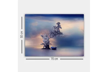 Canvastavla - Ensam båt vid en mystisk trädkonstellation i en spegelblanka vattenyta - Blå / Grå / Vit - Inredning - Tavlor & posters - Canvastavla