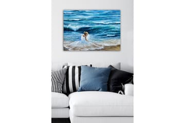 Canvastavla - Flicka i vit klänning som leker vid havet - Blå / Vit / Beige - Inredning - Tavlor & posters - Canvastavla