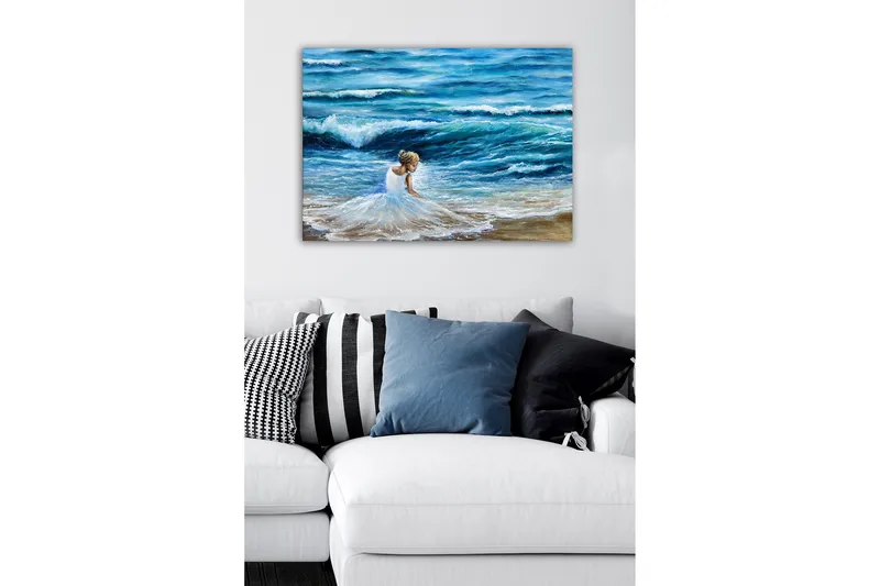 Canvastavla - Flicka i vit klänning som leker vid havet - Blå / Vit / Beige - Inredning - Tavlor & posters - Canvastavla
