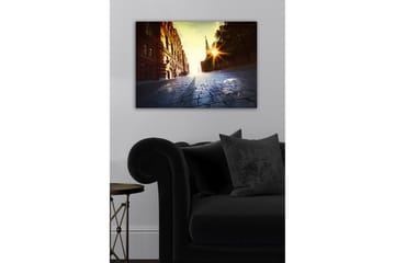 Canvastavla - Gatumiljö med historisk arkitektur och solnedgångens strålar - Röd / Gul / Blå - Inredning - Tavlor & posters - Canvastavla