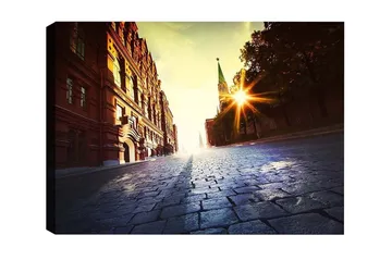 Canvastavla - Gatumiljö med historisk arkitektur och solnedgångens strålar - Röd / Gul / Blå - Inredning - Tavlor & posters - Canvastavla