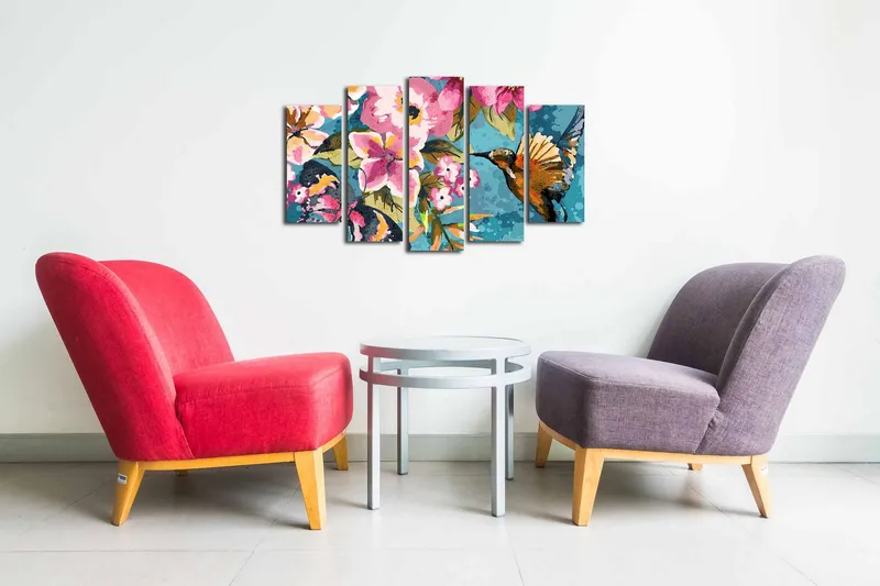 Canvastavla i 5 delar 82x50 cm - Färgglad kolibri omgiven av blommor - Turkos / Rosa / Grön - Inredning - Tavlor & posters - Canvastavla