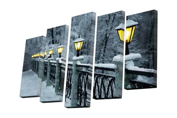 Canvastavla i 5 delar 82x50 cm - Vinterlandskap med snöklädda lampor längs en bro - Grå / Vit / Gul - Inredning - Tavlor & posters - Canvastavla