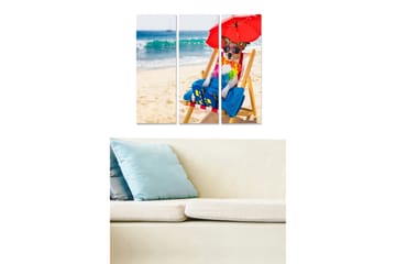 Canvastavla i trä 3-delar 50x70 cm - Avkopplande hund på strandstol med parasoll - Blå / Röd / Beige - Inredning - Tavlor & posters - Canvastavla