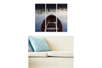 Canvastavla i trä 3-delar 50x70 cm - Båt som ligger stilla på spegelblanka vattnet - Mörkblå / Brun / Grå - Inredning - Tavlor & posters - Canvastavla