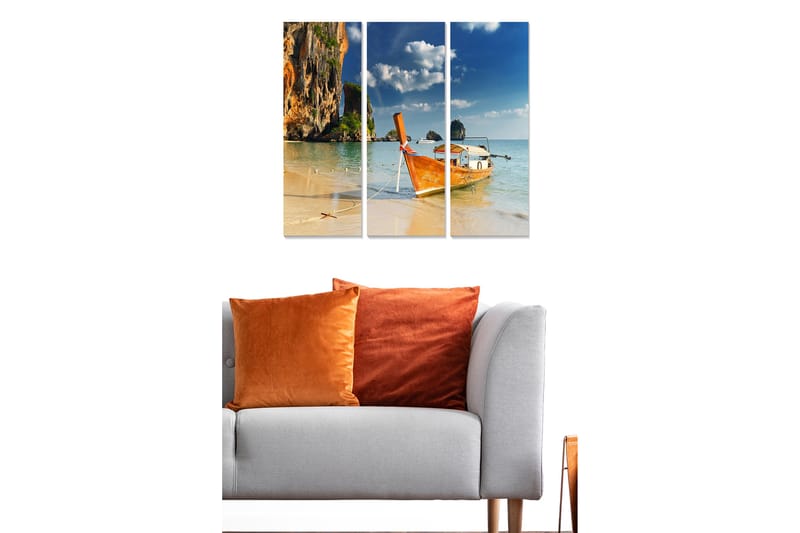 Canvastavla i trä 3-delar 50x70 cm - Båt vid en tropisk strand med klippor i bakgrunden - Orange / Blå / Grön - Inredning - Tavlor & posters - Canvastavla