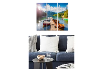Canvastavla i trä 3-delar 50x70 cm - Båtar vid en lugn sjö med omgivande berg och träd - Blå / Grön / Brun - Inredning - Tavlor & posters - Canvastavla
