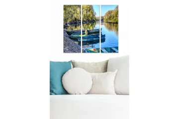 Canvastavla i trä 3-delar 50x70 cm - Båtar vid en spegelblanka sjö med omgivande grönska - Grön / Blå / Brun - Inredning - Tavlor & posters - Canvastavla