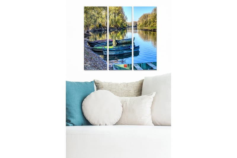 Canvastavla i trä 3-delar 50x70 cm - Båtar vid en spegelblanka sjö med omgivande grönska, Grön / Blå / Brun