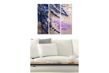 Canvastavla i trä 3-delar 50x70 cm - Blå och lila blommor mot en träbakgrund - Blå / Lila - Inredning - Tavlor & posters - Canvastavla