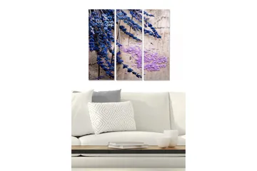 Canvastavla i trä 3-delar 50x70 cm - Blå och lila blommor mot en träbakgrund - Blå / Lila - Inredning - Tavlor & posters - Canvastavla