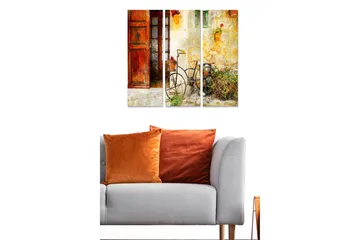 Canvastavla i trä 3-delar 50x70 cm - Charmig cykel framför en färgglad dörr och vägg med blommor - Röd / Gul / Grön - Inredning - Tavlor & posters - Canvastavla