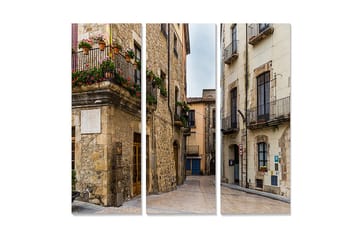 Canvastavla i trä 3-delar 50x70 cm - Charmig gata med historiska byggnader och blomsterprydda balkonger - Grå / Beige / Grön - Inredning - Tavlor & posters - Canvastavla