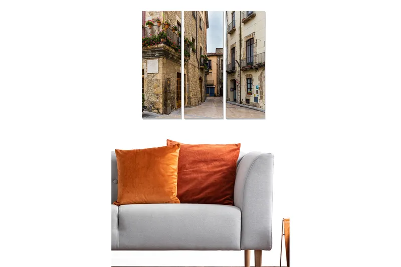 Canvastavla i trä 3-delar 50x70 cm - Charmig gata med historiska byggnader och blomsterprydda balkonger - Grå / Beige / Grön - Inredning - Tavlor & posters - Canvastavla