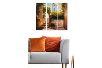 Canvastavla i trä 3-delar 50x70 cm - Charmig gränd med blommor och trappor - Grön / Orange / Beige - Inredning - Tavlor & posters - Canvastavla