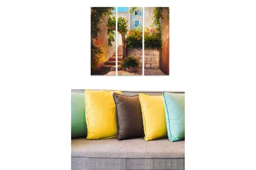 Canvastavla i trä 3-delar 50x70 cm - Charmig gränd med blomsterarrangemang och stenlagda trappor - Grön / Beige / Blå - Inredning - Tavlor & posters - Canvastavla