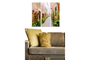 Canvastavla i trä 3-delar 50x70 cm - Charmig gränd med blomsterdekorationer och gröna växter - Beige / Grön / Röd - Inredning - Tavlor & posters - Canvastavla