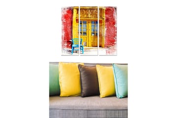 Canvastavla i trä 3-delar 50x70 cm - Färgglad dörr med en blå stol framför - Röd / Gul / Blå - Inredning - Tavlor & posters - Canvastavla