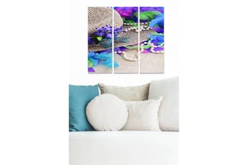 Canvastavla i trä 3-delar 50x70 cm - Färgglad samling av fjädrar, blommor och pärlor med en solhatt i fokus - Lila / Grön / Blå - Inredning - Tavlor & posters - Canvastavla
